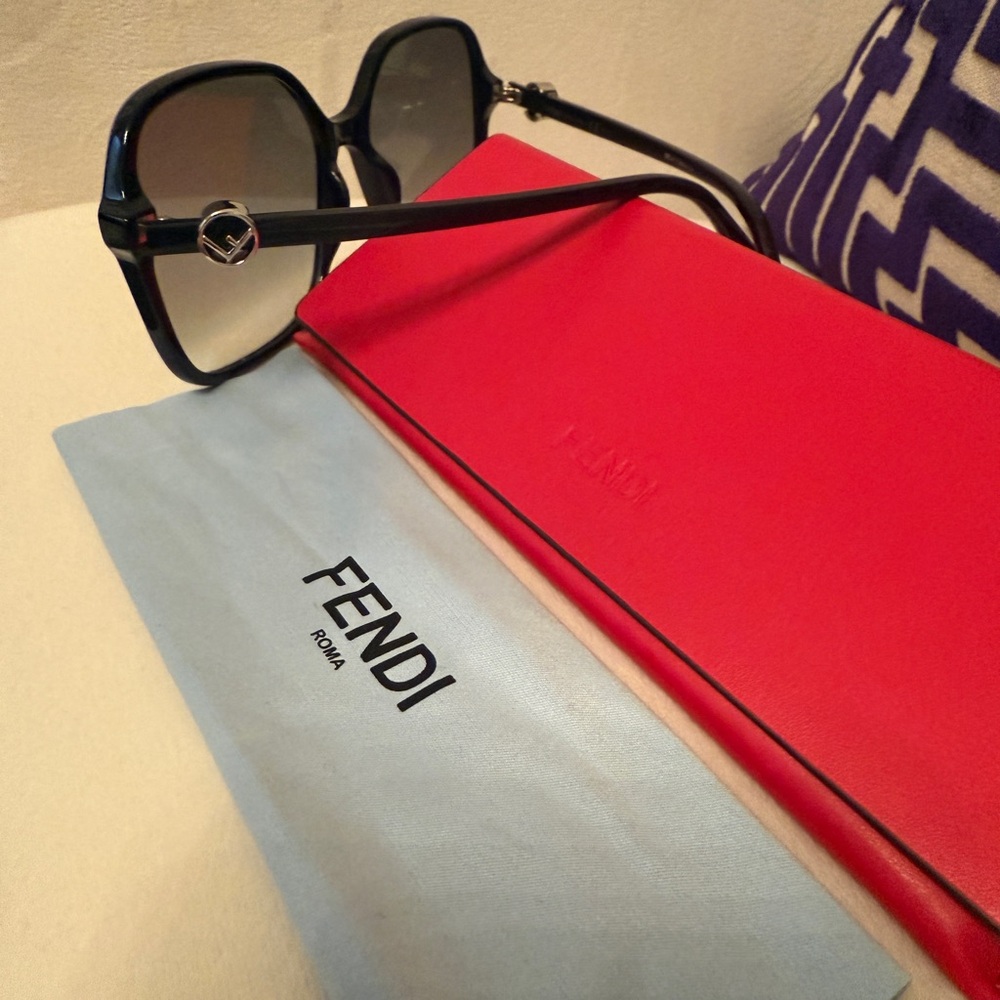 Fendi Black Oversized Sunglasses - Picture 2 of 5